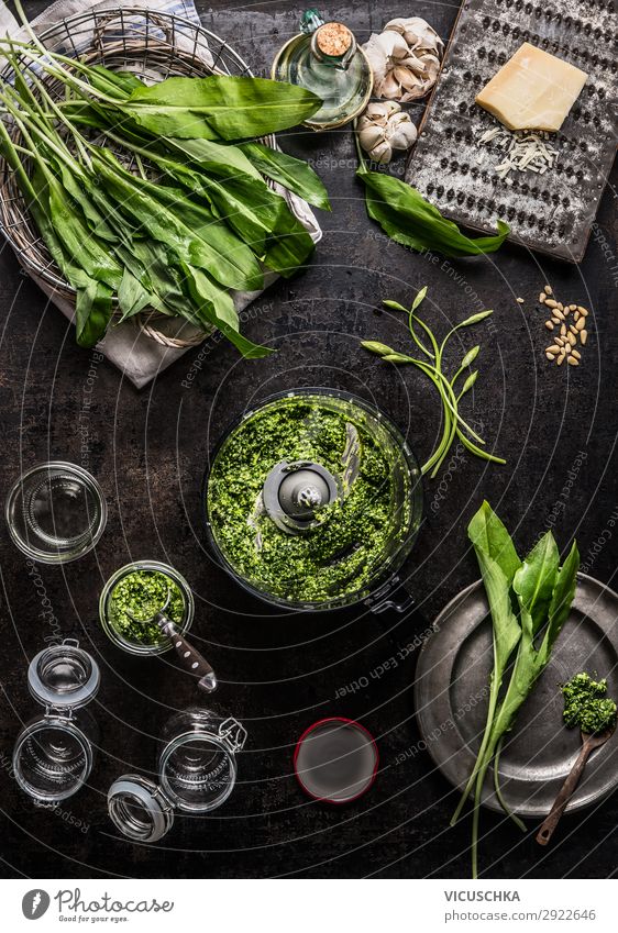 Prepare bear's garlic pesto Food Lettuce Salad Herbs and spices Cooking oil Nutrition Organic produce Vegetarian diet Diet Crockery Style Design Healthy Eating