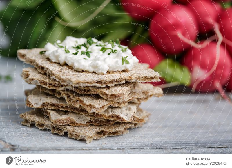 Crispbread with cream cheese and radishes Food Cheese Yoghurt Dairy Products Vegetable Dough Baked goods Bread Herbs and spices Cream cheese Radish crispbread