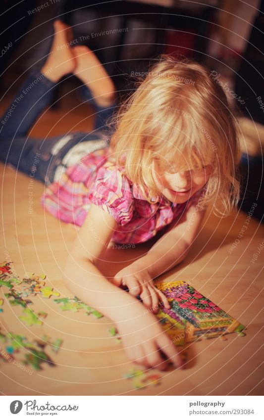 Please do not disturb Human being Feminine Toddler Girl Life 1 Jeans Blouse Hair and hairstyles Blonde Effort Playing Puzzle Search Lie Concentrate Colour photo