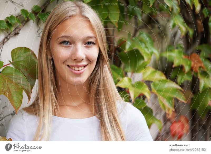 young woman in front of a wall with a climbing plant Lifestyle Leisure and hobbies Human being Feminine Young woman Youth (Young adults) Woman Adults 1