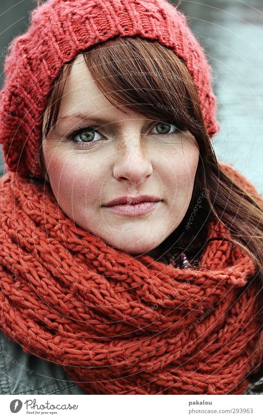 Frederike Skin Face Human being Young woman Youth (Young adults) Head Hair and hairstyles 1 18 - 30 years Adults Winter Cap Scarf Long-haired Part Bangs Looking
