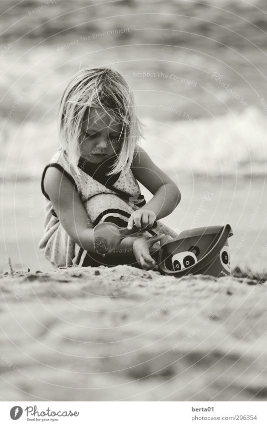 sand games Feminine Child Girl Infancy Life Hair and hairstyles 1 Human being 3 - 8 years Sand Water Playing Blonde Happiness Freedom Black & white photo