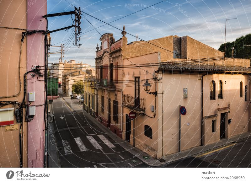 links Small Town Deserted House (Residential Structure) Detached house Building Wall (barrier) Wall (building) Facade Balcony Window Door Roof Antenna Street