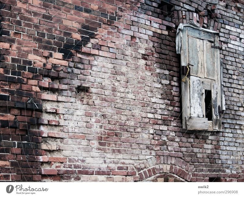 guest entrance House (Residential Structure) Ruin Manmade structures Building Architecture Wall (barrier) Wall (building) Facade Door Brick wall Brick facade