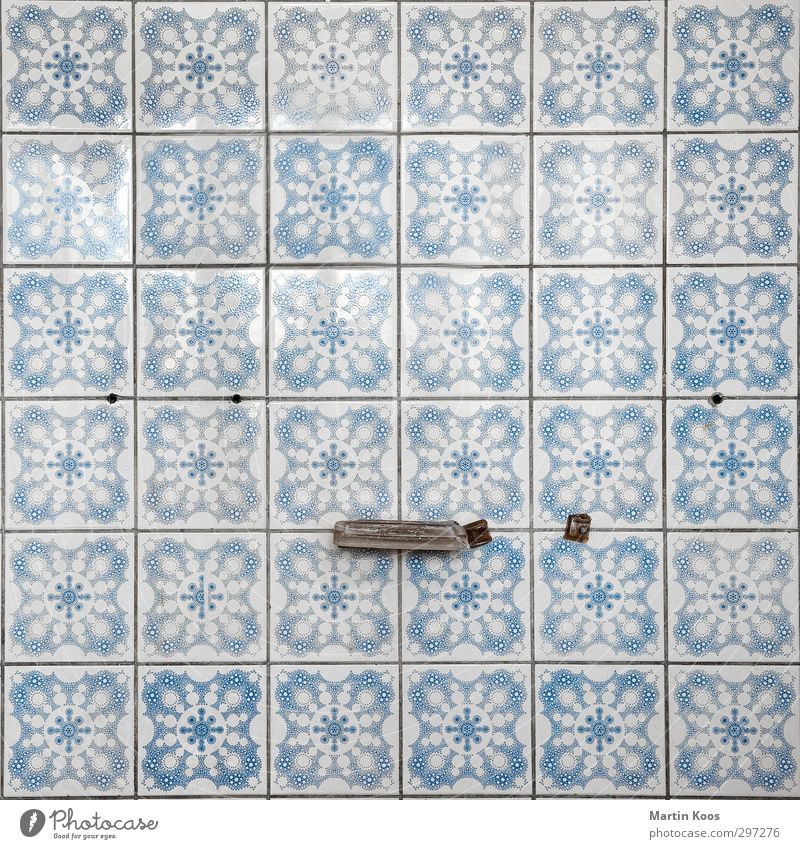 36 tiles Swimming & Bathing Living or residing Interior design Bathroom Old Broken Retro Trashy Colour photo Subdued colour Interior shot Pattern