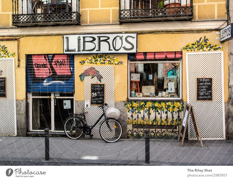 Madrid Street scene with bicycle Lifestyle Shopping Wellness Leisure and hobbies Vacation & Travel Tourism Trip Cycling tour Town Old town Transport