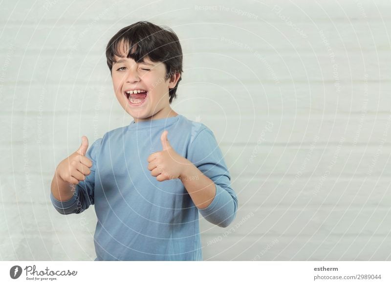 Little boy smiling showing thumbs up Lifestyle Joy Happy Success Human being Masculine Boy (child) Infancy Hand Fingers 1 8 - 13 years Child Smiling Laughter