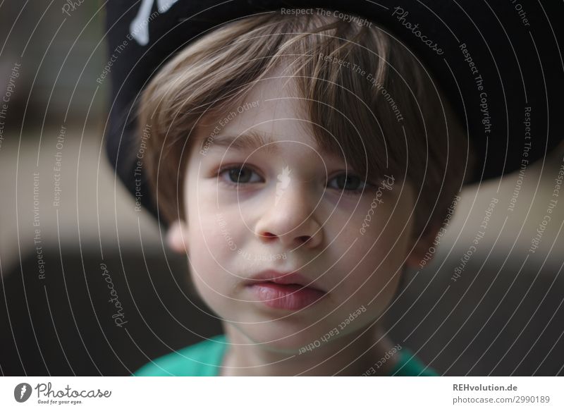 child with pirate hat Leisure and hobbies Playing Human being Masculine Child Boy (child) Infancy Face 1 3 - 8 years T-shirt Hair and hairstyles Cool (slang)