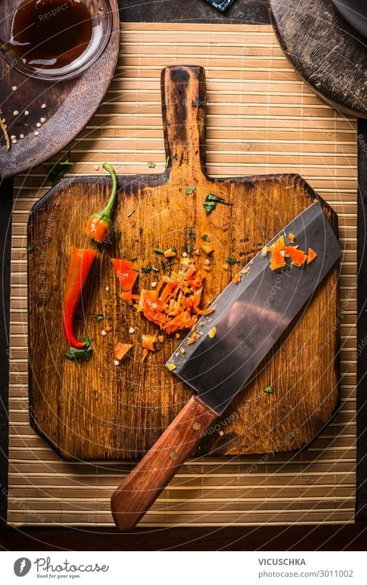 Chopped chili pepper with knife on wooden cutting board, top view. Hot food. Spices for tasty coking chopped hot food spices asian food food foto healthy food