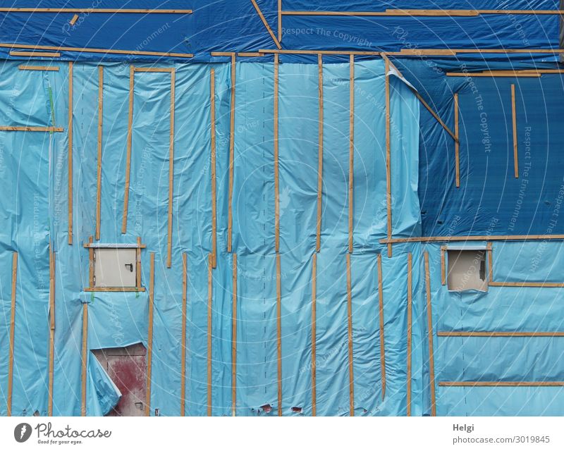 Building site with a blue facade cladding made of plastic foil and wooden slats Facade Window Door Packing film Wood Plastic Authentic Exceptional Uniqueness