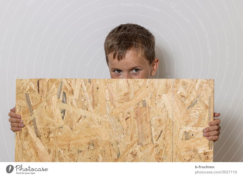 Child holds wooden plate Schoolchild Construction site Face Fingers 1 Human being 3 - 8 years Infancy Wood Signs and labeling Work and employment Utilize