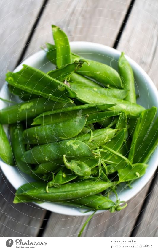 fresh organic peas Food Vegetable Peas Pea pods Nutrition Eating Picnic Organic produce Vegetarian diet Diet Fasting Slow food Lifestyle Healthy Healthy Eating