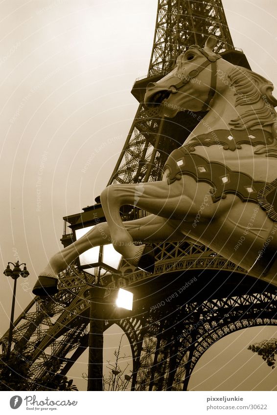 Paris en octobré Eiffel Tower Lantern Architecture Tall