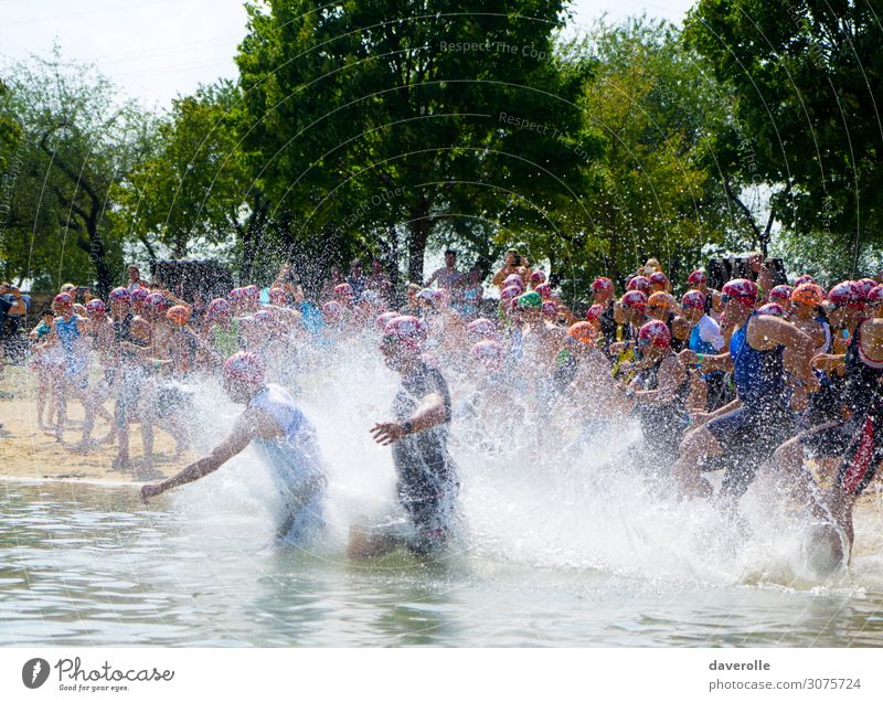 spray Sports Aquatics Sportsperson Sporting event Swimming & Bathing Human being Masculine Adults Body Crowd of people Movement Fitness Running Healthy Cold