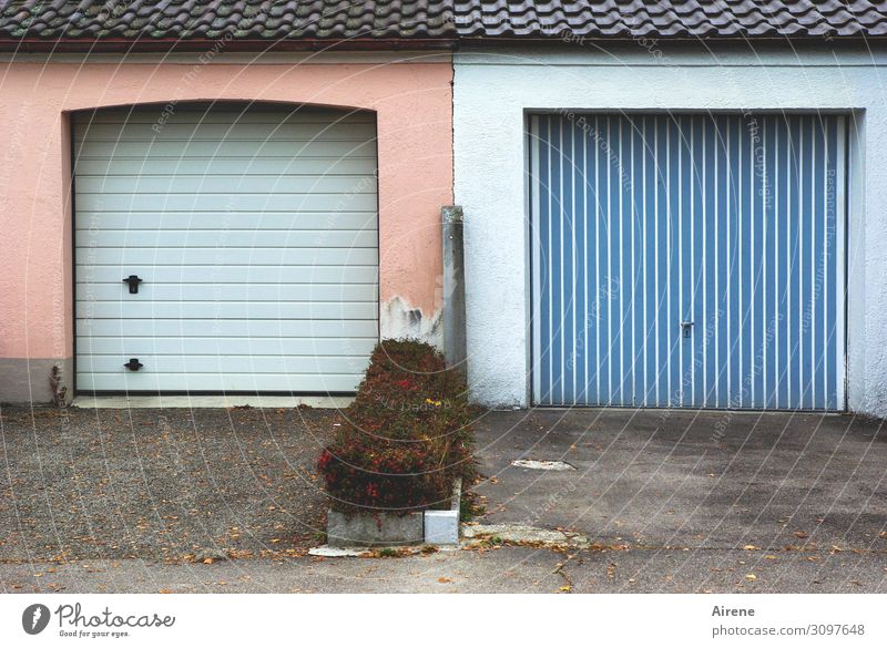lengthwise and crosswise Garage Garage door Parking lot Apartment house Stripe vertical strip Sharp-edged Uniqueness Cliche Town Blue Pink Orderliness