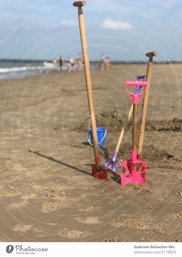 beach fun Joy Leisure and hobbies Playing Vacation & Travel Summer vacation Beach Ocean Child Shovel Sand Beautiful weather Toys Work and employment Happiness