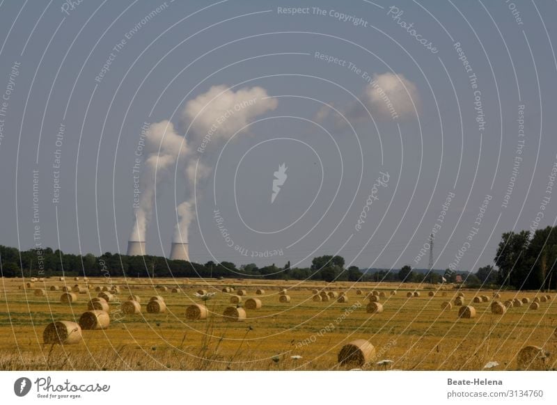 Erntezeit 13 Getreidefeld abgeerntet Getreideballen Landwirtschaft Natur Kühltürme ländlich landwirtschaft