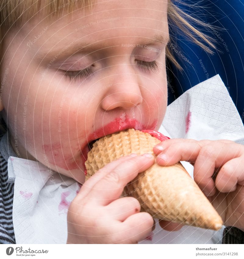 the discovery of sensuality Ice cream Nutrition Parenting Child Human being Toddler Girl Infancy Head Face 1 1 - 3 years Blonde Ice-cream cone Napkin Eating