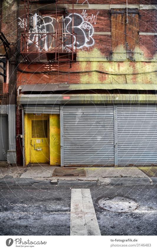 Nothing going on in New York City? Downtown House (Residential Structure) Manmade structures Building Wall (barrier) Wall (building) Stairs Facade Door