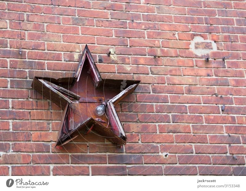 Lamp red star Socialism Ideology Wall (building) Electric bulb Brick Star (Symbol) 5 Sharp-edged Broken Red Decline Past Transience Ravages of time