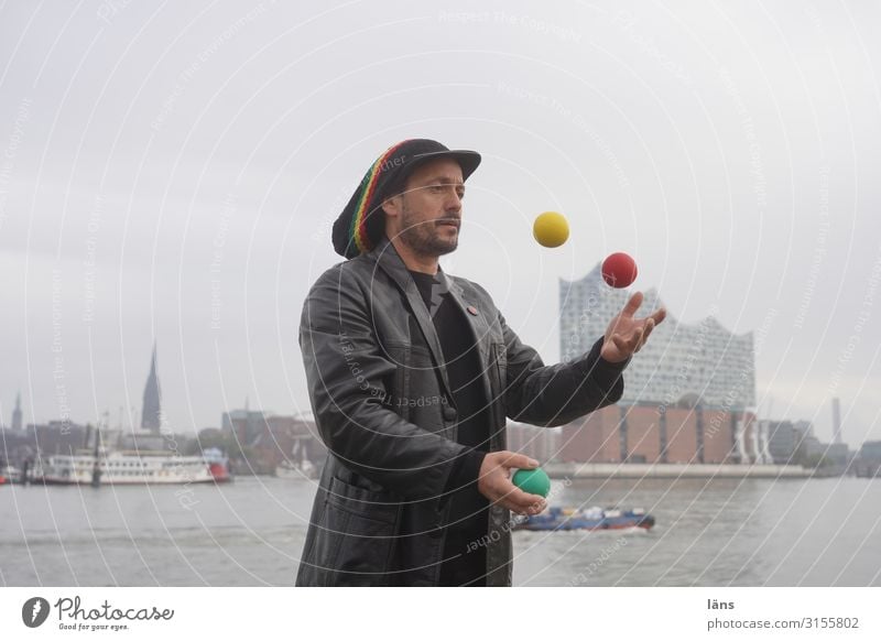 juggler Juggle Human being Masculine Life 1 River bank Elbe Hamburg House (Residential Structure) Navigation Inland navigation Harbour Observe Movement