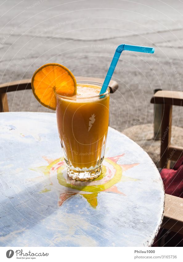 Orange juice smoothie drink with a slice of orange Fruit Diet Beverage Juice Exotic Swimming pool Vacation & Travel Sun Table Restaurant Sunglasses Dark Fluid