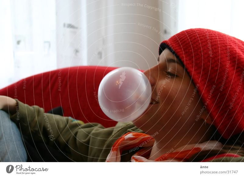 The chewing gum bubble Chewing gum Bursting Parenting Punish Offensive Disobedient Code of conduct Cap Red Green Neckerchief Sofa Window Joy Baseball cap Funny