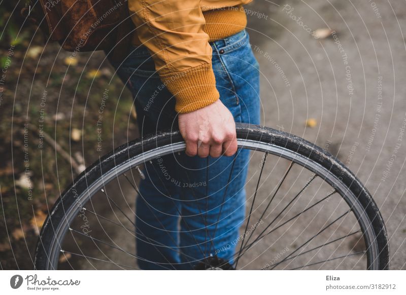 wheel Human being Masculine Young man Youth (Young adults) Man Adults 1 18 - 30 years 30 - 45 years Leisure and hobbies Tire tyre change Bicycle tyre Repair