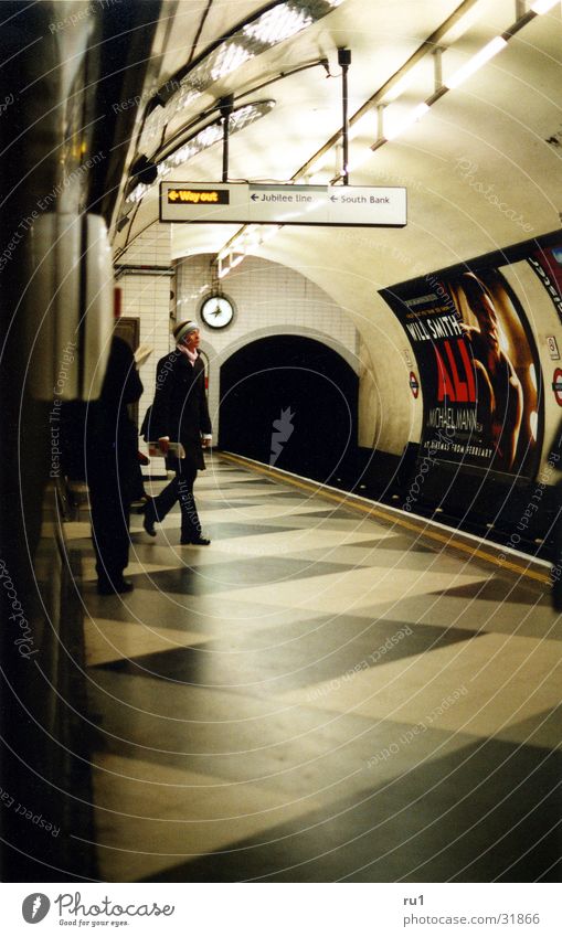 London Tube-5 Woman Transport London Underground motion Human being Wait
