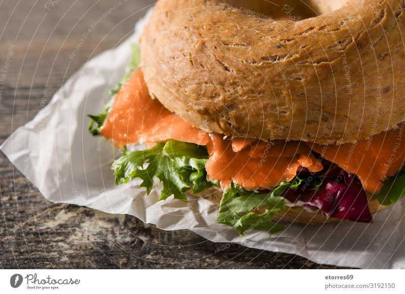 Bagel sandwich with cream cheese, smoked salmon and vegetables Sandwich Salmon Vegetable Lettuce Rucola Fish Vegetarian diet Bread Cream cheese Food