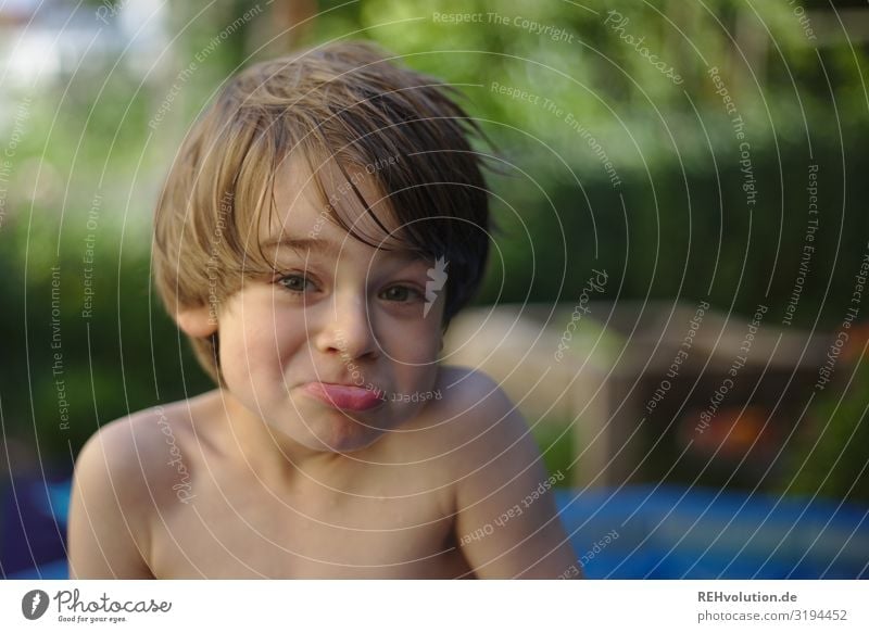 Boy makes a face Boy (child) Child Summer Garden Funny bollocks 7 years Normal naturally Light heartedness Naked 3 - 8 years Wet fortunate Happy Playing fun