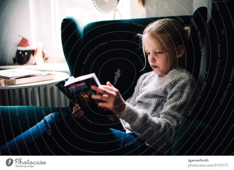 Child reading Reading Living or residing Flat (apartment) Feminine Girl Infancy 1 Human being 8 - 13 years Youth culture Media Print media Newspaper Magazine