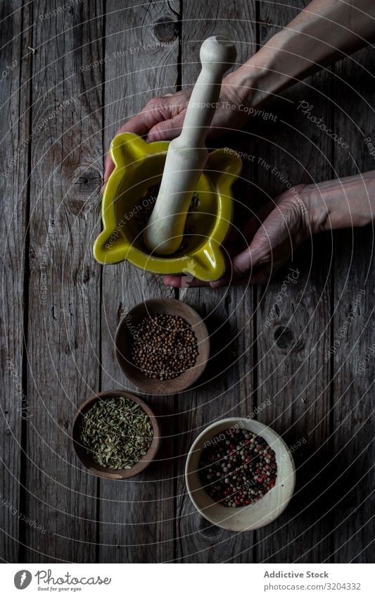 Crop cook grounding spices Cook Mortar Herbs and spices Ground Ingredients Pestle Cooking Dry Seed Pepper Aromatic condiment assortment Mix seasoning