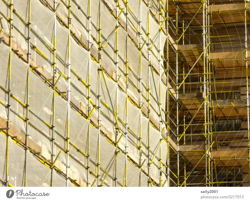 overcast... House (Residential Structure) Wall (barrier) Wall (building) Hang Scaffold Construction site Redecorate Drape Scaffolding Cladding Facade