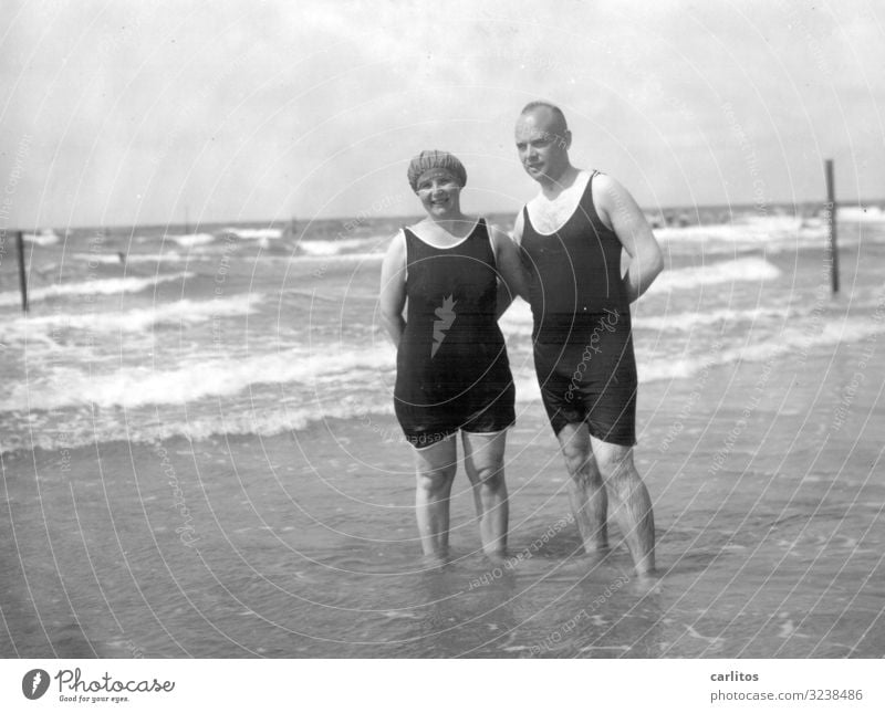 Grandma and grandpa by the sea Baltic Sea Twenties Vacation & Travel Happy Family & Relations Ocean Past Black & white photo weimar republic Beach Summer Joy