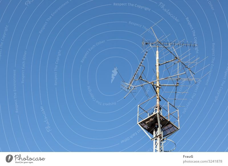 Reception... Pole Platform rail Metal antennas Many Receive Telecommunications Technology Signal Information Technology Radio technology Sky Blue