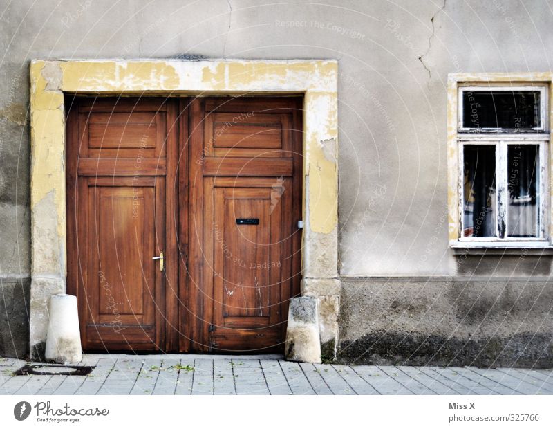 Door IV Living or residing Flat (apartment) House (Residential Structure) Redecorate Old town Deserted Wall (barrier) Wall (building) Window Historic Decline
