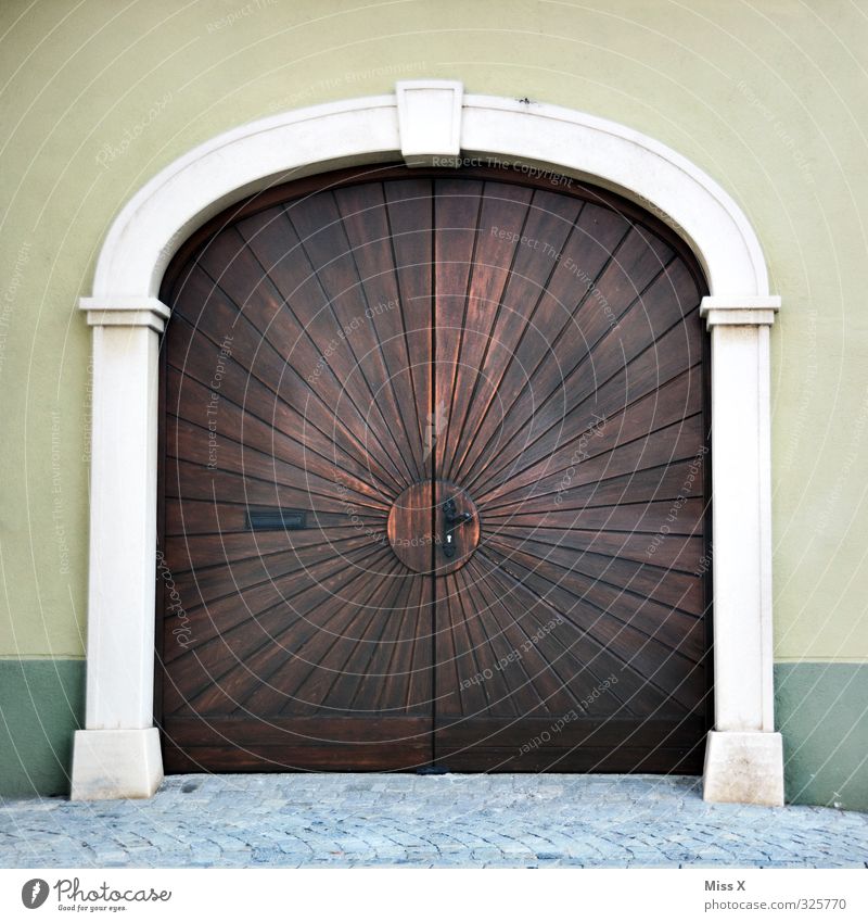 Door I Living or residing Flat (apartment) Old town House (Residential Structure) Church Wall (barrier) Wall (building) Large Gate Garage door Door handle
