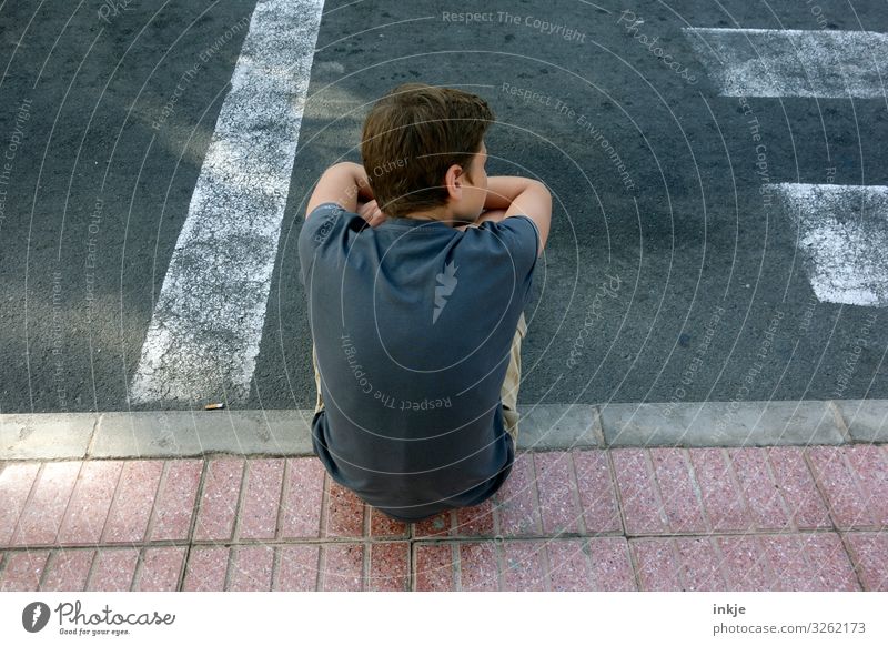 waiting Lifestyle Masculine Boy (child) Young man Youth (Young adults) Infancy Back 1 Human being 8 - 13 years Child 13 - 18 years Transport Street Sidewalk