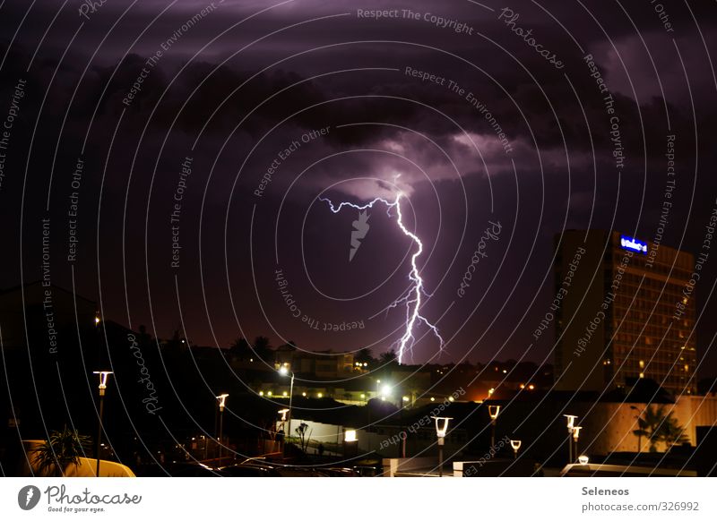 light vein Environment Nature Elements Sky Clouds Storm clouds Night sky Horizon Thunder and lightning Lightning Town Skyline Threat Dark Gigantic Natural