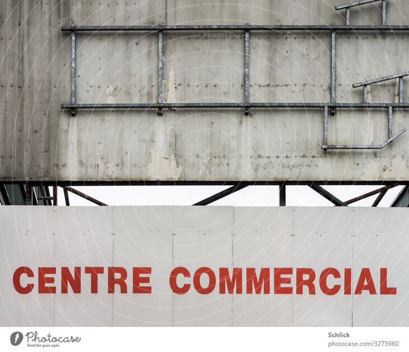 Centre commercial decroissance Shopping Supermarket Shopping malls Wall (barrier) Wall (building) publicity Dirty Gray Red White Trade Crisis bankruptcy