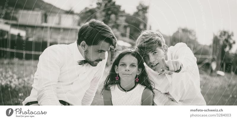 Two teenagers and one girl black/white and red earrings Girl Young man Youth (Young adults) 3 Human being 3 - 8 years Child Infancy 18 - 30 years Adults Summer
