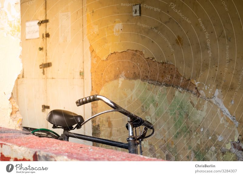 lonely bicycle Cycling Old town Wall (barrier) Wall (building) Means of transport Bicycle Authentic Decadence Loneliness Uniqueness Experience Town Decline