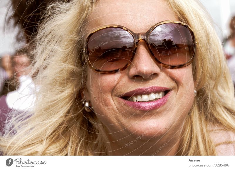 the light days Feminine Woman Adults Head Hair and hairstyles Face 1 Human being 30 - 45 years Sunlight Summer Beautiful weather Sunglasses Blonde Long-haired