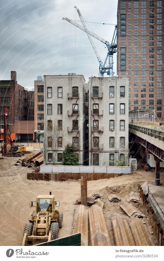 The last of its kind in the gentrification zone, New York Construction site Economy Business New York City Manhattan USA Downtown Skyline