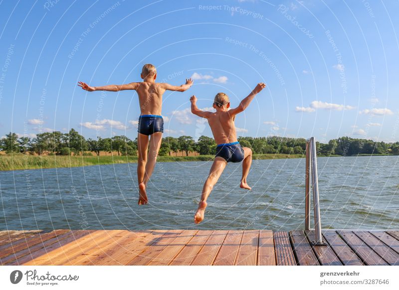 Twin Jump Swimming & Bathing Leisure and hobbies Summer vacation Beach Boy (child) Brothers and sisters Infancy Back 2 Human being 8 - 13 years Child