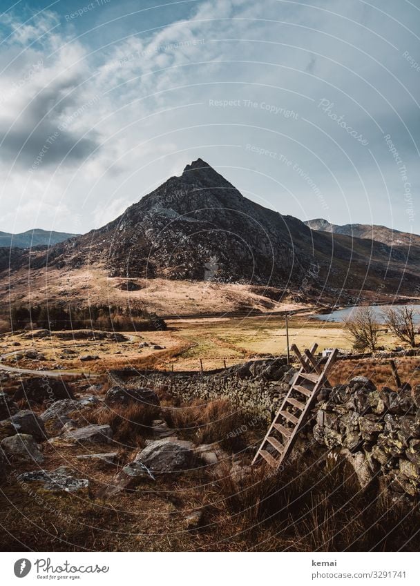 Tryfan, mountain in Snowdonia National Park in Wales, styles in the foreground Landscape Styles Ladder Wall (barrier) Dry stone walling Characteristic Beautiful