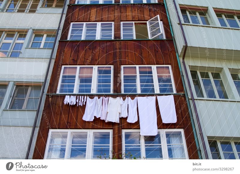 Who is hanging out his laundry today, in front of our honourable house, scolding the house facade in brown and white, through closed windows, loud not quiet. A window opens wide, it is ready for the smell of detergent, gladly and at any time.