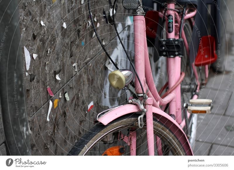 Pink bicycle for ladies leaning against the house wall Style Joy Cycling Hip & trendy Uniqueness Bicycle Old Lean Bicycle light Snippets Wall (building) Parking