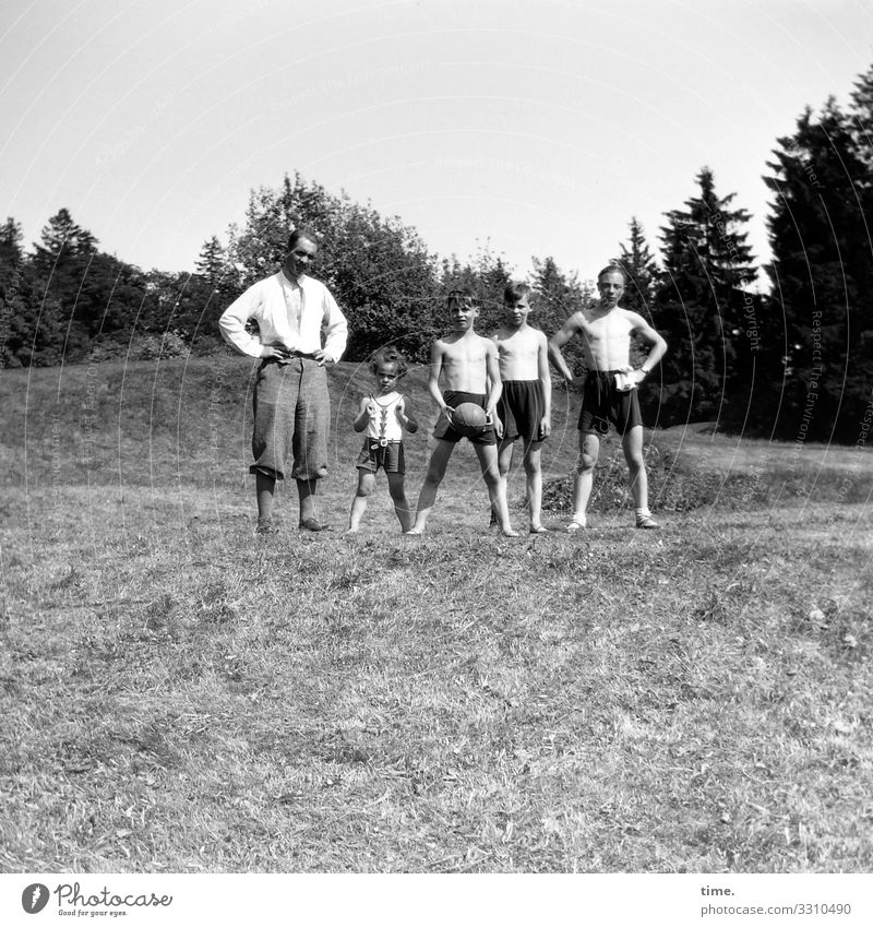 Father with sons and ball Ball Masculine Boy (child) Young man Youth (Young adults) Man Adults 5 Human being Environment Nature Landscape Horizon